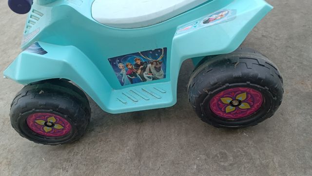 Quad electrico de niños es de la FROZEN