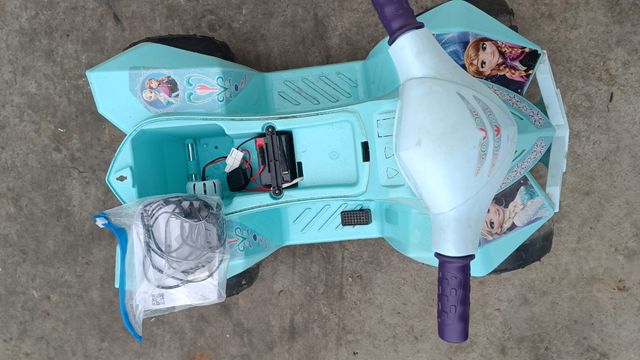 Quad electrico de niños es de la FROZEN