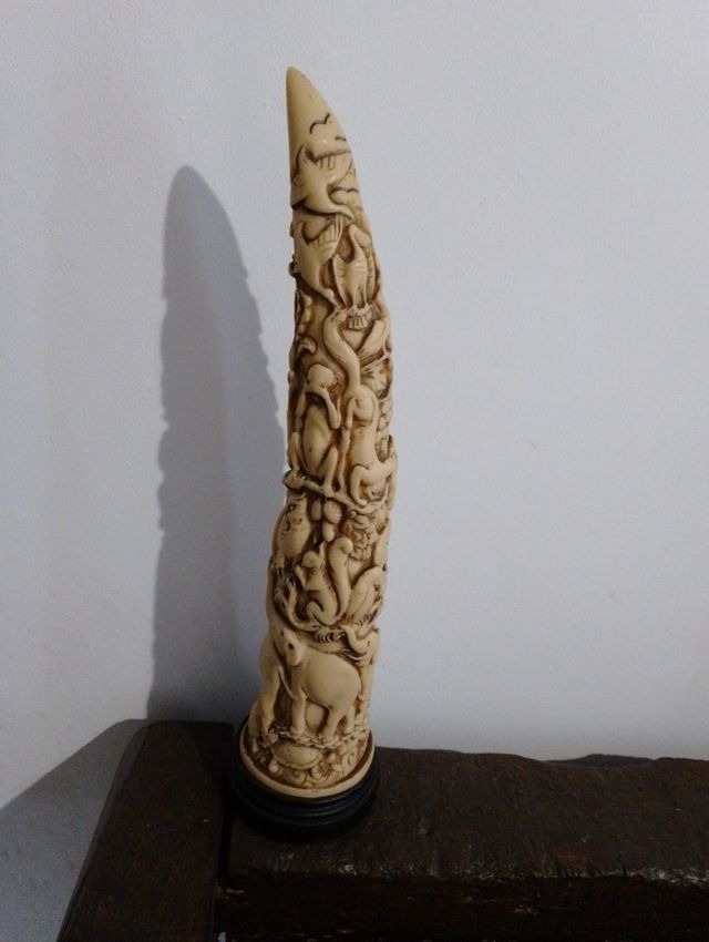 Colmillo tallado de resina.antiguo
