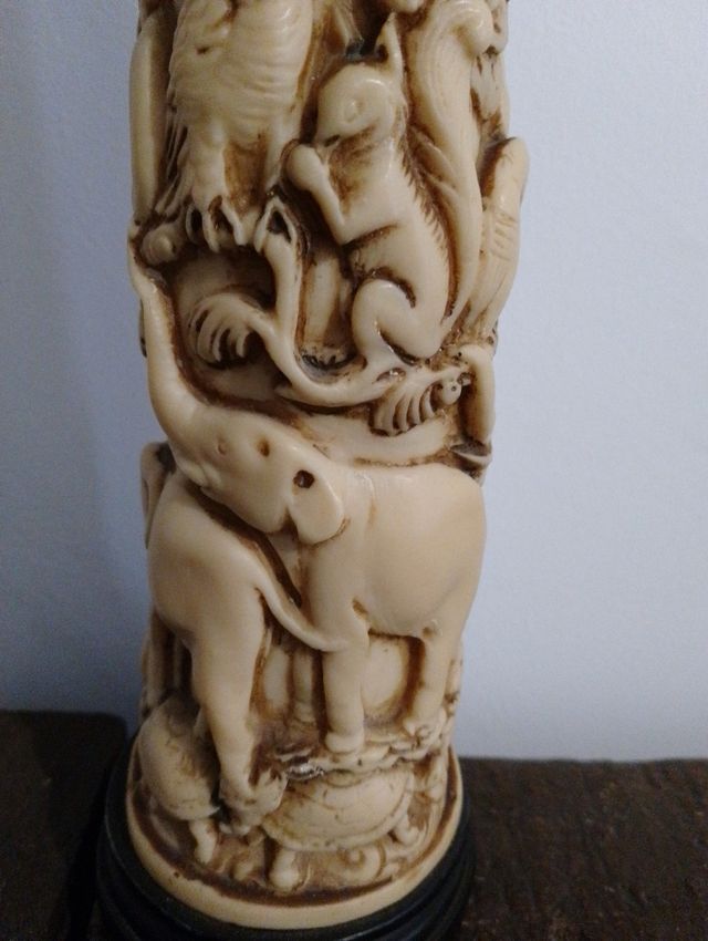 Colmillo tallado de resina.antiguo