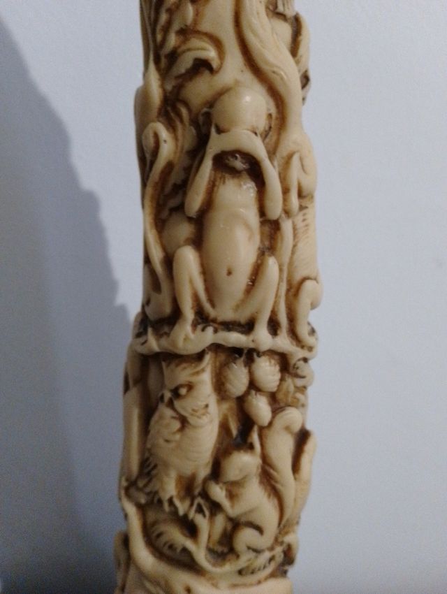 Colmillo tallado de resina.antiguo