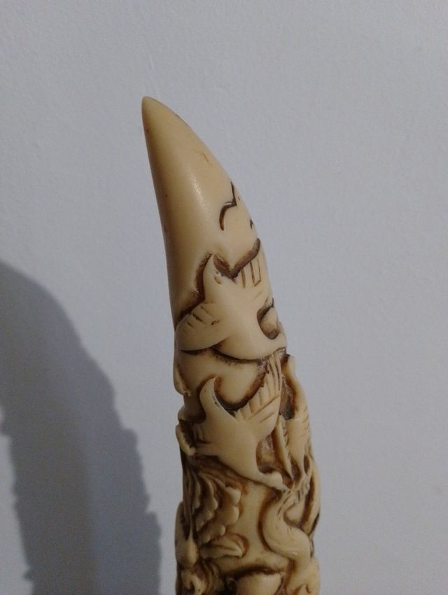 Colmillo tallado de resina.antiguo