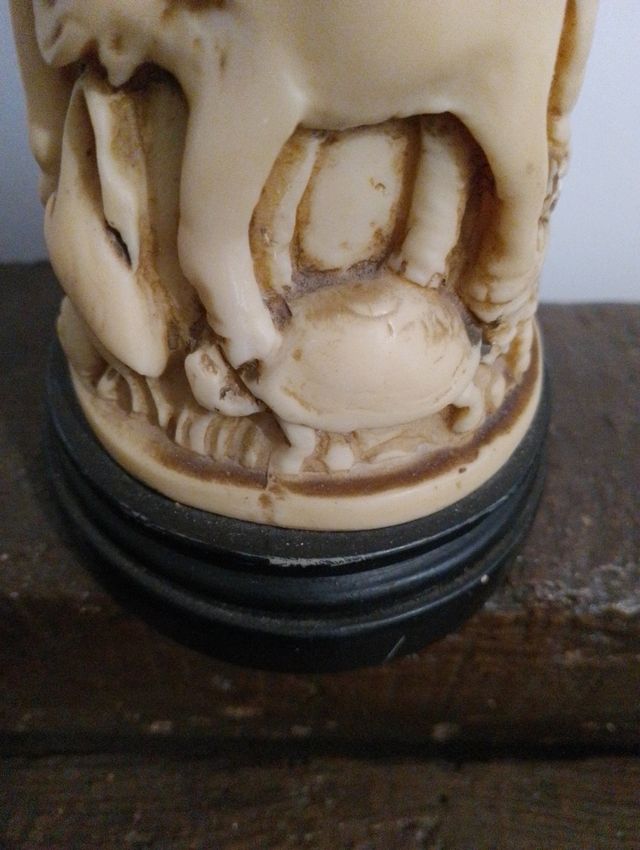 Colmillo tallado de resina.antiguo