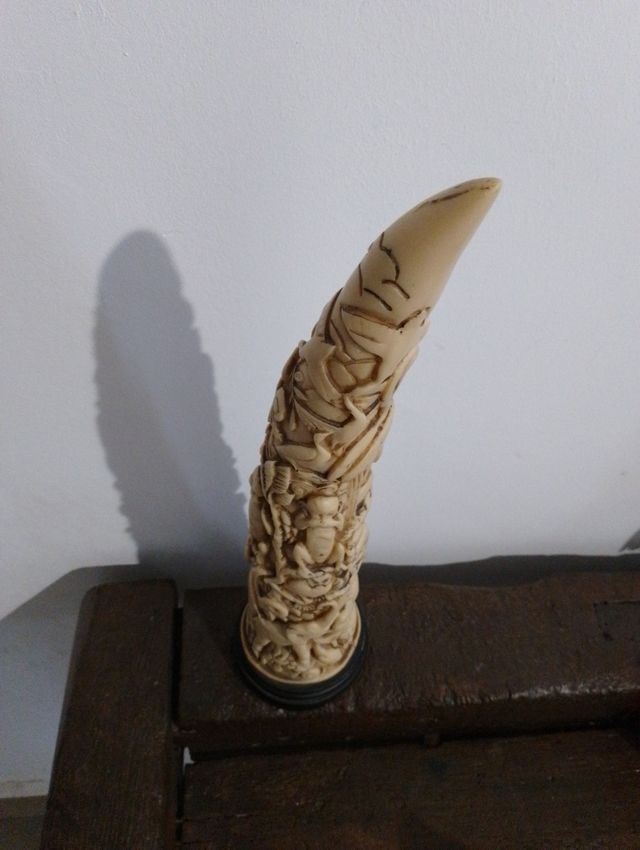 Colmillo tallado de resina.antiguo