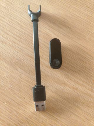 Reloj inteligente. Con cable, sin correa.