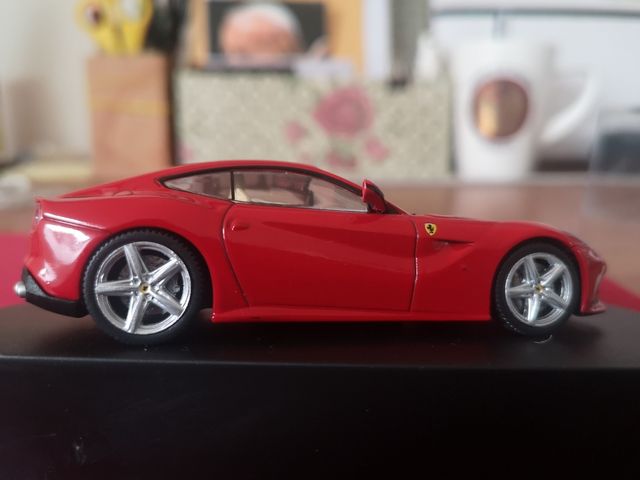 Modellino Ferrari F12 scala 1/43