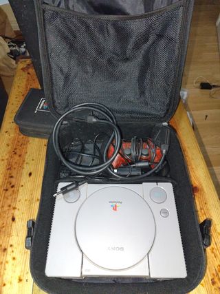PlayStation 1 con maletin y estuchera de discos