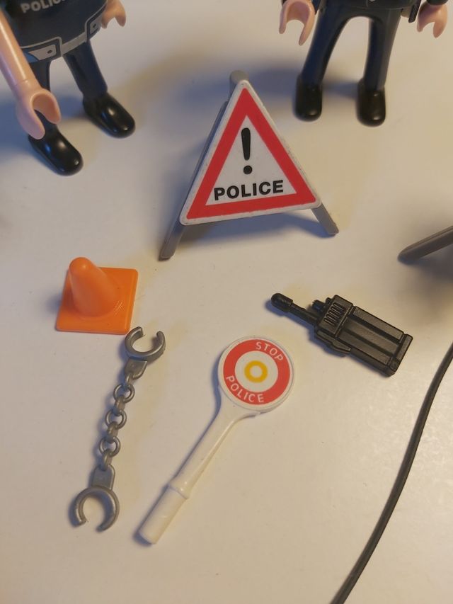 31. Pack policía playmobil