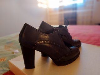 Zapatos piel,cordones y tacón