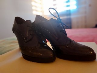 Zapatos piel,cordones y tacón