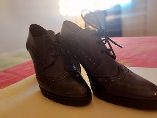 Zapatos piel,cordones y tacón