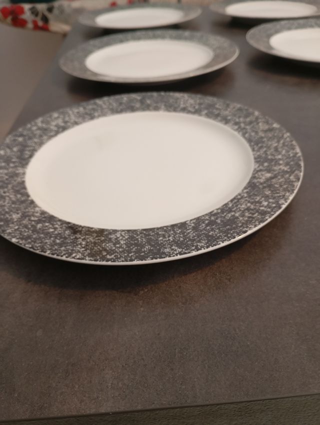 Set 6 piatti piani più 1 zuppiera Croff