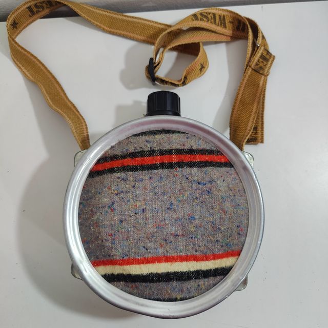 Cantimplora vintage de aluminio