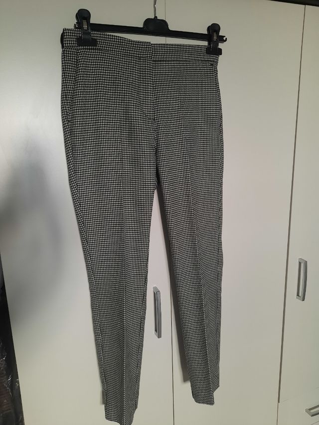Pantaloni a sigaretta Zara.