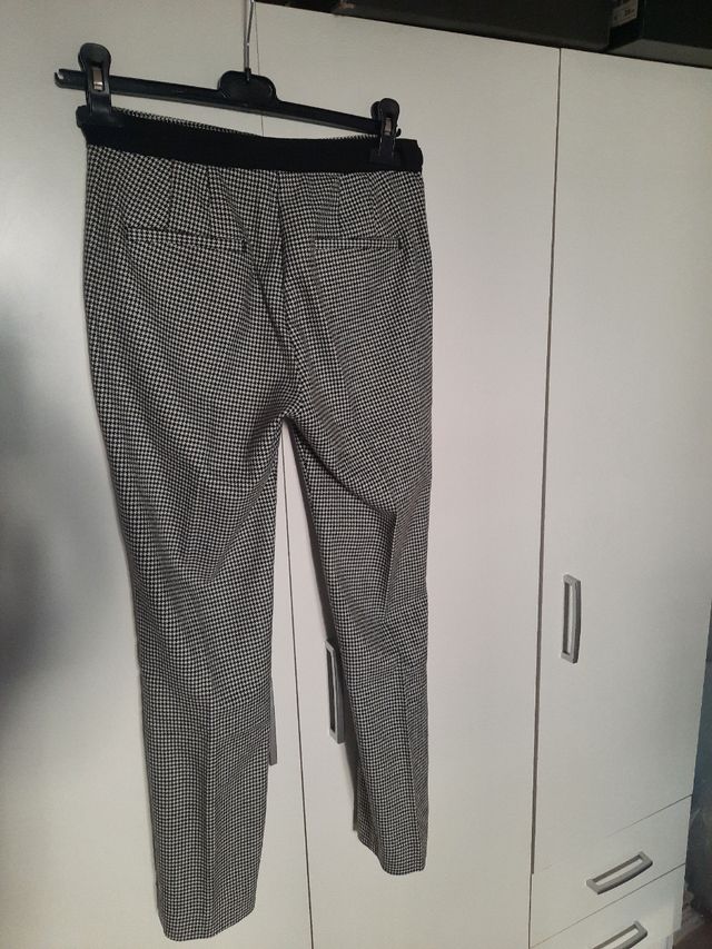 Pantaloni a sigaretta Zara.