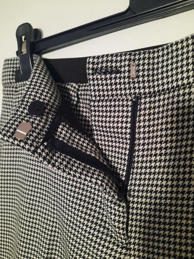 Pantaloni a sigaretta Zara.