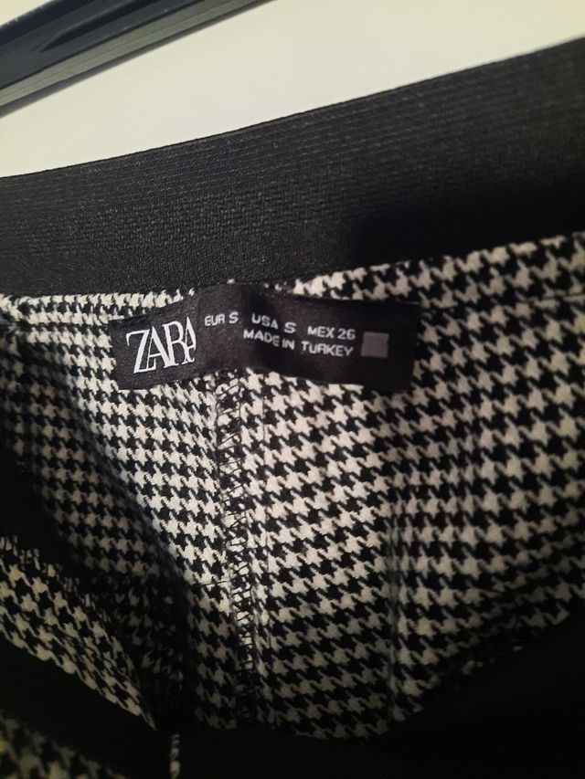 Pantaloni a sigaretta Zara.