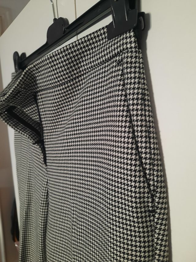 Pantaloni a sigaretta Zara.