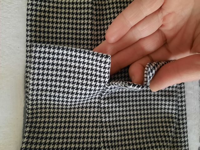 Pantaloni a sigaretta Zara.