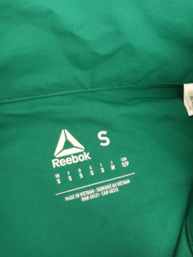 Corta vientos reebok