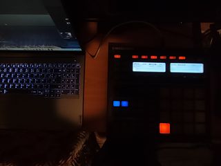 NATIVE INSTRUMENTS MASCHINE  MK1 + CAJA + MANUAL
