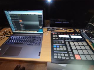 NATIVE INSTRUMENTS MASCHINE  MK1 + CAJA + MANUAL
