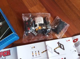 Block police estilo LEGO.