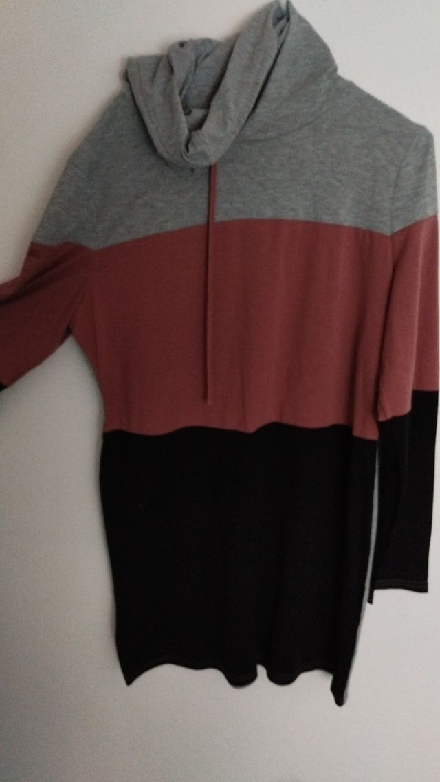 Vestido sin estrenar con capucha ...típico vestido