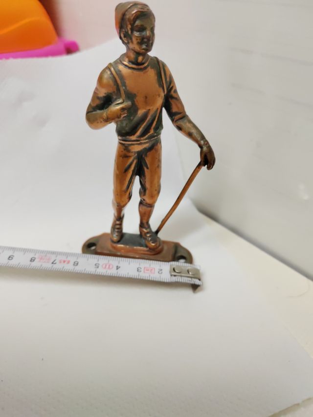 Estatua de hombre de bronce