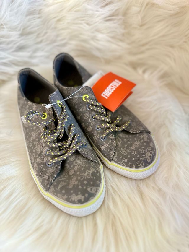 Zapatos nuevos niño talla 33