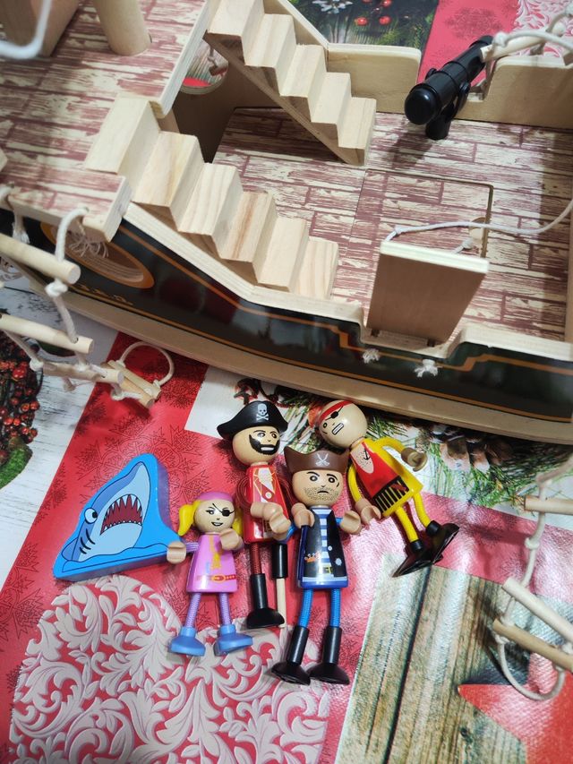 Barco pirata de madera