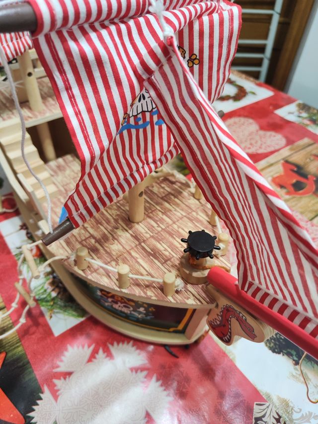 Barco pirata de madera