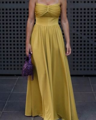 Vestido Victoria Valeria amarillo dorado