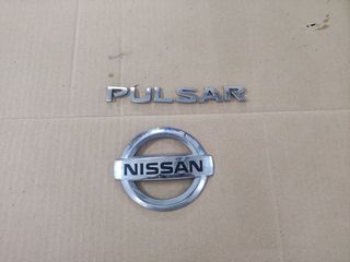 Logo Nissan pulsar portón trasero