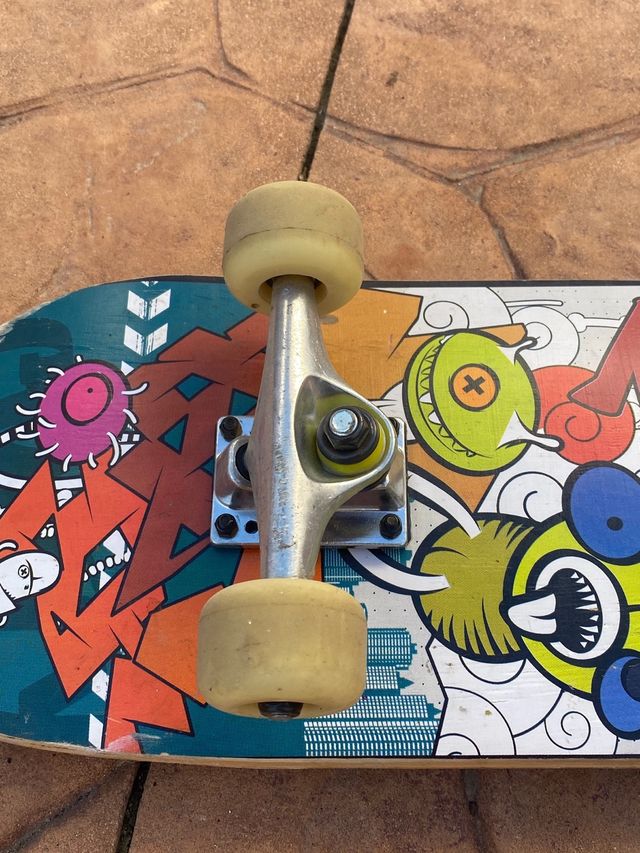 Skateboard con dibujo