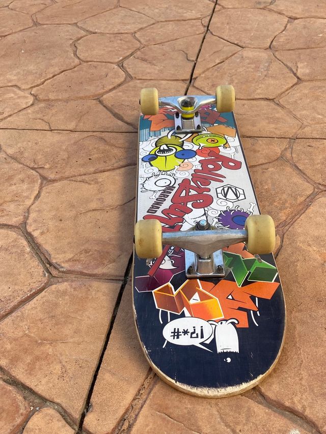 Skateboard con dibujo