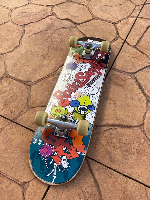 Skateboard con dibujo