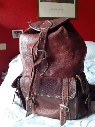 Mochila cuero.