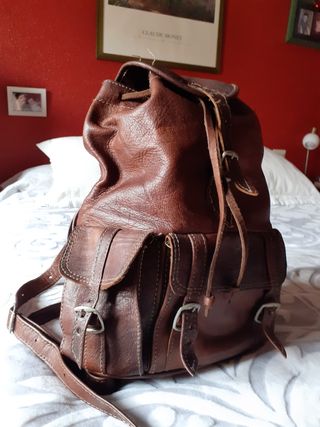 Mochila cuero.