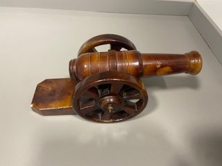 Lavorazione artigianale di botti in alabastro