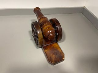 Lavorazione artigianale di botti in alabastro