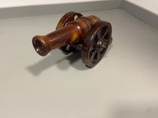 Lavorazione artigianale di botti in alabastro