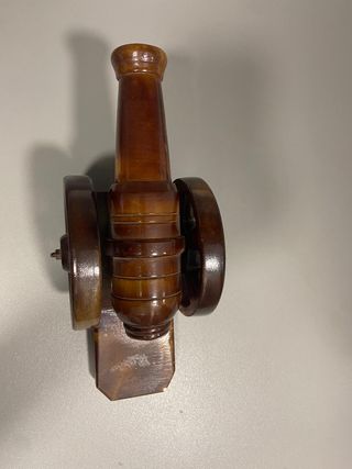 Lavorazione artigianale di botti in alabastro