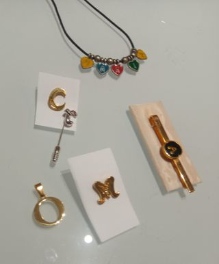 Colgante letra O y pins iniciales