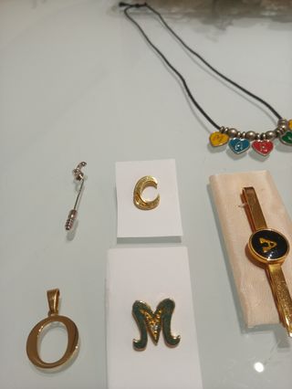 Colgante letra O y pins iniciales
