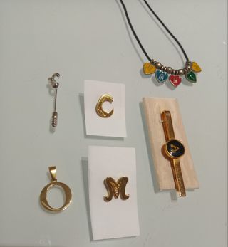 Colgante letra O y pins iniciales