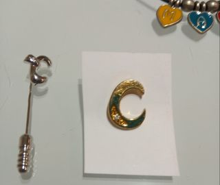 Colgante letra O y pins iniciales