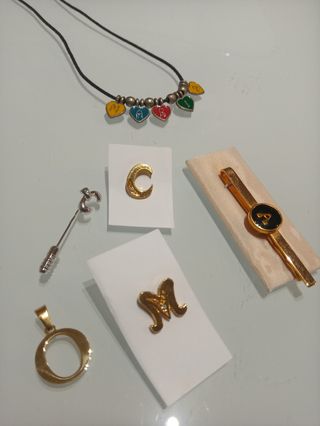 Colgante letra O y pins iniciales
