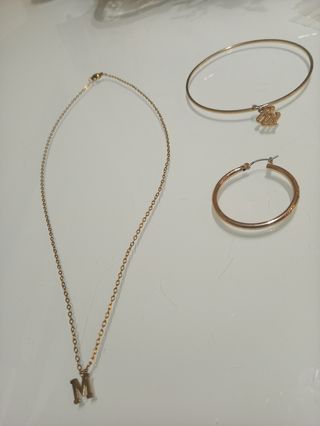 Colgante letra O y pins iniciales