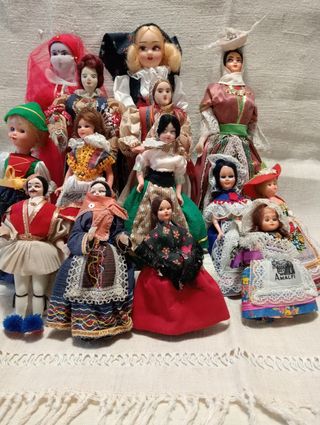 Set di  14  bamboline vintage  , costumi regionali